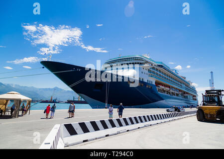 Porto di Carrara, Italie. Bateau de croisière découverte à quai. Les passagers de retour au navire de croisière. Banque D'Images