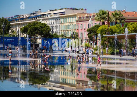 Nice, France. Enfants jouant dans le parc de l'eau à côté de la signalisation pour l'UEFA Euro 2016 Tournoi de football. Banque D'Images