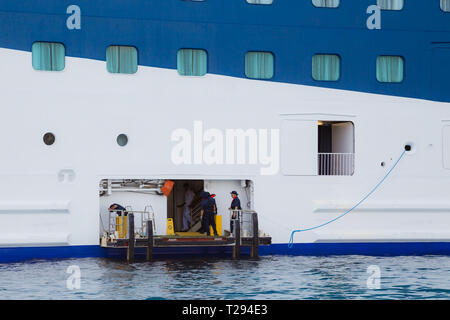 Villefranche, France. L'équipage d'un navire de croisière pour attendre le bateau d'offres pour tirer sur le flanc et bienvenue les passagers de retour à bord. Banque D'Images