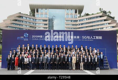 Shenzhen, la province chinoise du Guangdong. Mar 31, 2019. Les participants de la Chine (Shenzhen) IL Sommet mondial posent pour une photo de groupe avant la cérémonie d'ouverture à Shenzhen, province du Guangdong en Chine du sud, le 31 mars 2019. Credit : Mao Siqian/Xinhua/Alamy Live News Banque D'Images