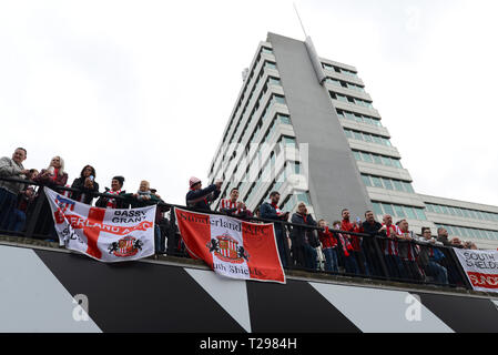 Londres, Royaume-Uni. Mar 31, 2019. Fans profitez de l'atmosphère à l'avant match l'EFL en finale du Trophée au stade de Wembley, Royaume-Uni. Crédit : Joe Perchaude/un Top/Alamy Live News. Banque D'Images