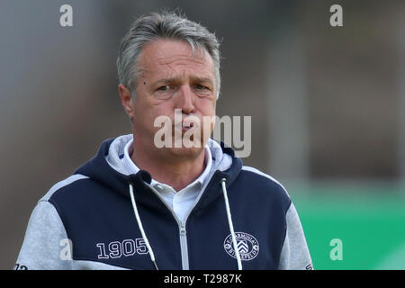 Furth, Allemagne. Mar 31, 2019. Soccer : 2ème Bundesliga, Greuther Fürth-MER - Arminia Bielefeld, 27e journée, au Sportpark Ronhof Thomas Sommer. L'entraîneur de Bielefeld Uwe Neuhaus souffle au bord du terrain. Photo : Daniel Karmann/DPA - NOTE IMPORTANTE : en conformité avec les exigences de la DFL Deutsche Fußball Liga ou la DFB Deutscher Fußball-Bund, il est interdit d'utiliser ou avoir utilisé des photographies prises dans le stade et/ou la correspondance dans la séquence sous forme d'images et/ou vidéo-comme des séquences de photos. Dpa : Crédit photo alliance/Alamy Live News Banque D'Images