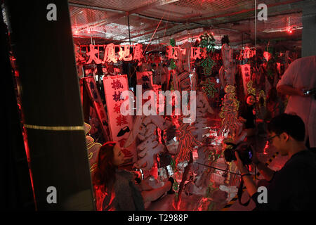 Hong Kong, Chine. Mar 27, 2019. Personnes visitent une exposition de lumière au néon à Hong Kong, Chine du sud, le 27 mars 2019. Credit : Lui Siu Wai/Xinhua/Alamy Live News Banque D'Images