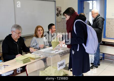 Ankara, Turquie. Mar 31, 2019. Un électeur dépose son bulletin de vote lors des élections locales en Turquie, Ankara, Turquie, 31 mars 2019. Les électeurs turcs se dirigent vers les bureaux de vote, le dimanche pour les élections locales, comme s'inquiète aussi de plus en plus d'inflation et les fluctuations des taux de change. Plus de 57 millions de Turcs dans 81 provinces, avec plus de 10 millions de dollars dans la plus grande ville de la Turquie d'Istanbul, ont le droit de voter pour les maires, les chefs de quartier et les membres des conseils locaux, selon les derniers chiffres. (Xinhua/Qin Yanyang) Credit : Xinhua/Alamy Live News Banque D'Images