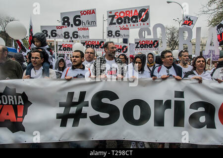 Madrid, Espagne. Mar 31, 2019. Les gens avec une des pancartes et la devise de la ville de Soria, dépeuplement zéro zone. Cinquante mille personnes ont assisté à la démonstration de l'Espagne, les vides par l'ennui d'années de revendications, par le manque d'infrastructures, d'exiger des politiques concrètes pour arrêter le dépeuplement en Espagne. avec le slogan Teruel existent et Soria trop !, citoyen plates-formes des deux provinces les plus dépeuplées de l'Espagne, d'accord pour lancer cette campagne lors d'une réunion en janvier dernier, comme un appel pour tous les territoires qui sont le problème de la dépopulation. Credit : Alberto Ramírez Sibaja/Alamy Live News Banque D'Images