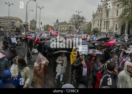 Madrid, Espagne. Mar 31, 2019. Les gens dans la démonstration de villes fantômes dans square cibeles à Madrid, Espagne. Cinquante mille personnes ont assisté à la démonstration de l'Espagne, les vides par l'ennui d'années de revendications, par le manque d'infrastructures, d'exiger des politiques concrètes pour arrêter le dépeuplement en Espagne. avec le slogan Teruel existent et Soria trop !, citoyen plates-formes des deux provinces les plus dépeuplées de l'Espagne, d'accord pour lancer cette campagne lors d'une réunion en janvier dernier, comme un appel pour tous les territoires qui sont le problème de la dépopulation. Credit : Alberto Ramírez Sibaja/Alamy Live News Banque D'Images