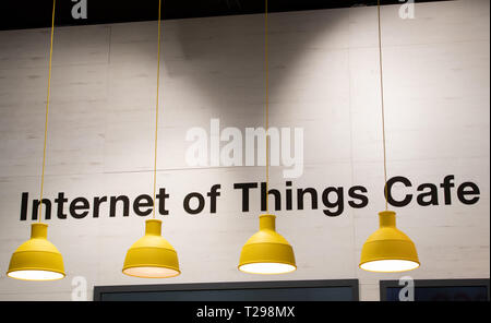 Hanovre, Allemagne. Mar 31, 2019. 31 mars 2019, Hanovre, Basse-Saxe : 'Internet des Objets' Cafe se trouve à un stand lors de la Foire de Hanovre. Du 1er au 5 avril, tout à la Hannover Messe se déroulera autour de la mise en réseau, les machines d'apprentissage et de l'Internet des objets. Photo : Friso Gentsch/dpa dpa : Crédit photo alliance/Alamy Live News Banque D'Images