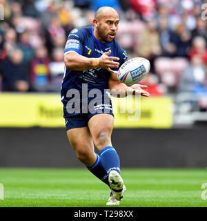 Wigan, UK. Mar 31, 2019. 31 mars 2019, DW Stadium, Wigan, Angleterre ; Betfred Super League rugby, Wigan Warriors contre des dragons Catalans ; Sam Moa de Dragons Catalans passe le ballon le Crédit : Action Plus Sport Images/Alamy Live News Banque D'Images