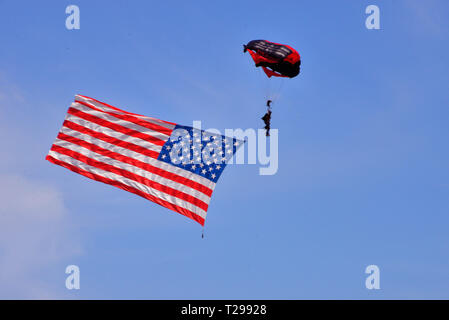 Melbourne, Florida, USA. Le 30 mars 2019. L'Aéroport International de Melbourne Orlando aéroport ouvert motifs de l'un des premiers meetings aériens américains de la saison 2019. Ce spectacle est un mélange d'avions militaires et privés avec l'avion statique sur l'écran. Le public a eu la possibilité pour les mains sur l'interaction avec les pilotes et l'affiche. Sons de la liberté pouvait être entendu à plusieurs kilomètres autour de l'aéroport, car la réaction militaires effectué leur routine. Crédit photo Julian Poireau / Alamy Live News. Banque D'Images