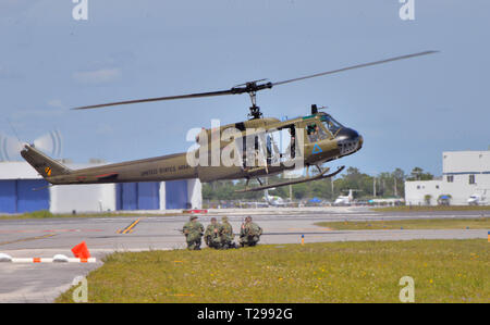 Melbourne, Florida, USA. Le 30 mars 2019. L'Aéroport International de Melbourne Orlando aéroport ouvert motifs de l'un des premiers meetings aériens américains de la saison 2019. Ce spectacle est un mélange d'avions militaires et privés avec l'avion statique sur l'écran. Le public a eu la possibilité pour les mains sur l'interaction avec les pilotes et l'affiche. Sons de la liberté pouvait être entendu à plusieurs kilomètres autour de l'aéroport, car la réaction militaires effectué leur routine. Crédit photo Julian Poireau / Alamy Live News. Banque D'Images