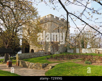 Minster sur Mer, Kent, UK. 31 mars, 2019. Météo France : un endroit ensoleillé, venteux et froid après-midi à l'abbaye Minster Gatehouse à Minster sur mer dans le Kent. Minster Gatehouse Abbaye. Credit : James Bell/Alamy Live News Banque D'Images