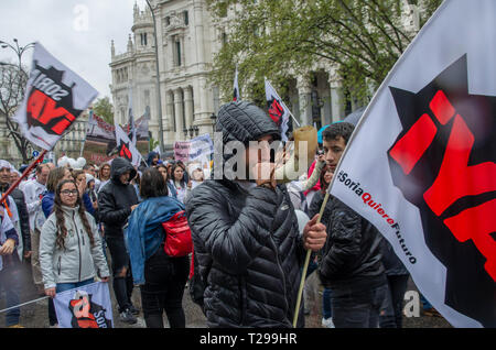 Madrid, Espagne. Mar 31, 2019. Autour de 50,000 personnes de différentes parties de l'Espagne se sont réunis à Madrid pour protester contre le manque de ressources et demandent plus de soutien de la part du gouvernement dans leurs domaines. La protestation a été appelé "l'émeute de l'Espagne Vide" dans l'image, avec une corne traditionnelle à la manifestation avec une pancarte qui dit "Soria veut un avenir" Crédit : Lora Grigorova/Alamy Live News Banque D'Images