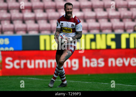 Wigan, UK. Mar 31, 2019. 31 mars 2019, DW Stadium, Wigan, Angleterre ; Betfred Super League rugby, Wigan Warriors contre des dragons Catalans ; Zak Hardaker de Wigan célèbre sa essayer pour Wigan Warriors en rendant le score 34 - 0 Crédit : Action Plus de Sports/Alamy Live News Banque D'Images