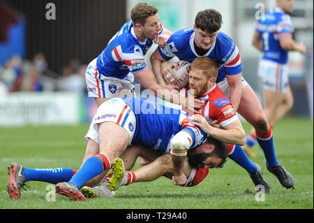 Wakefield, Royaume-Uni. Mar 31, 2019. Fusée Mobile Stadium, Wakefield, Angleterre ; Rugby League Super League Betfred, Wakefield Trinity Red Devils vs Salford Salford ; Red Devils Kris Welham est arrêté par Wakefield TrinityÕs Kyle Wood, la Jordanie Crowther et Anthony l'Angleterre. Dean Williams/RugbyPixUK Credit : Dean Williams/Alamy Live News Banque D'Images