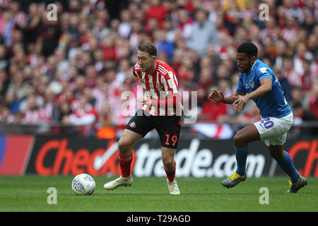 Londres, Royaume-Uni. Le 31 mars 2019. Aidan McGeady de Sunderland et Nathan Thompson de Portsmouth lors de la finale du Trophée de Checkatrade entre Portsmouth et Sunderland au stade de Wembley, Londres, le dimanche 31 mars 2019. (Crédit : Mark Fletcher | MI News) usage éditorial uniquement, licence requise pour un usage commercial. Aucune utilisation de pari, de jeux ou d'un seul club/ligue/dvd publications. Photographie peut uniquement être utilisé pour les journaux et/ou à des fins d'édition de magazines. Ne peut être utilisé pour les publications impliquant 1 joueur, 1 ou 1 concours club sans autorisation écrite de données Football Co Ltd. Pour toute Banque D'Images