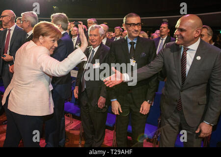 Hanovre, Allemagne. Mar 31, 2019. 31 mars 2019, Hanovre, Basse-Saxe : la Chancelière Angela Merkel (CDU, l) accueille ses invités à la cérémonie d'ouverture de la Hannover Messe 2019. Photo : Friso Gentsch/dpa dpa : Crédit photo alliance/Alamy Live News Banque D'Images