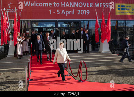 Hanovre, Allemagne. Mar 31, 2019. 31 mars 2019, Hanovre, Basse-Saxe : la Chancelière Angela Merkel (CDU, avant) vient à la cérémonie d'ouverture de la Hannover Messe 2019. Photo : Christophe Gateau/dpa dpa : Crédit photo alliance/Alamy Live News Banque D'Images