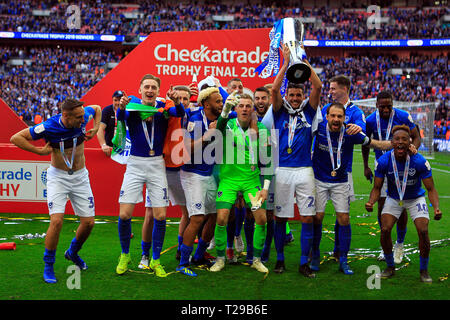 Londres, Royaume-Uni. Mar 31, 2019. Les joueurs de Portsmouth soulever le trophée et célébrer leur victoire. Checkatrade trophy match final, Portsmouth v Sunderland au stade de Wembley à Londres le dimanche 31 mars 2019. Cette image ne peut être utilisé qu'à des fins rédactionnelles. Usage éditorial uniquement, licence requise pour un usage commercial. Aucune utilisation de pari, de jeux ou d'un seul club/ligue/dvd publications pic par Steffan Bowen/Andrew Orchard la photographie de sport/Alamy live news Crédit : Andrew Orchard la photographie de sport/Alamy Live News Banque D'Images