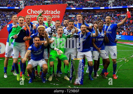 Londres, Royaume-Uni. Mar 31, 2019. Les joueurs de Portsmouth soulever le trophée et célébrer leur victoire.Checkatrade trophy match final, Portsmouth v Sunderland au stade de Wembley à Londres le dimanche 31 mars 2019. Cette image ne peut être utilisé qu'à des fins rédactionnelles. Usage éditorial uniquement, licence requise pour un usage commercial. Aucune utilisation de pari, de jeux ou d'un seul club/ligue/dvd publications pic par Steffan Bowen/Andrew Orchard la photographie de sport/Alamy live news Crédit : Andrew Orchard la photographie de sport/Alamy Live News Banque D'Images