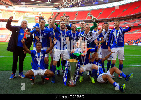 Londres, Royaume-Uni. Mar 31, 2019. Les joueurs de Portsmouth soulever le trophée et célébrer leur victoire.Checkatrade trophy match final, Portsmouth v Sunderland au stade de Wembley à Londres le dimanche 31 mars 2019. Cette image ne peut être utilisé qu'à des fins rédactionnelles. Usage éditorial uniquement, licence requise pour un usage commercial. Aucune utilisation de pari, de jeux ou d'un seul club/ligue/dvd publications pic par Steffan Bowen/Andrew Orchard la photographie de sport/Alamy live news Crédit : Andrew Orchard la photographie de sport/Alamy Live News Banque D'Images