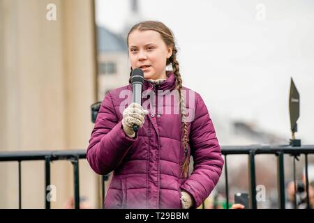 Berlin, Deutschland. Mar 29, 2019. 29.03.2019, 16 ans, activiste climatique suédoise Greta Thundberg démontre ainsi que les manifestants à Berlin le "Vendredi pour avenir" organisé à Berlin. L'École établit par la Convention de Paris ont été lancés par l'Agence suédoise de lycéenne et sont maintenant en cours dans le monde entier. Utilisation dans le monde entier | Credit : dpa/Alamy Live News Banque D'Images