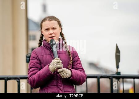 Berlin, Deutschland. Mar 29, 2019. 29.03.2019, 16 ans, activiste climatique suédoise Greta Thundberg démontre ainsi que les manifestants à Berlin le "Vendredi pour avenir" organisé à Berlin. L'École établit par la Convention de Paris ont été lancés par l'Agence suédoise de lycéenne et sont maintenant en cours dans le monde entier. Utilisation dans le monde entier | Credit : dpa/Alamy Live News Banque D'Images