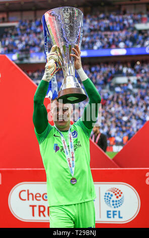 Londres, Royaume-Uni. Mar 31, 2019. Checkatrade en finale du Trophée, Portsmouth et Sunderland ; Craig MacGillivray de Portsmouth avec le Checkatrade Crédit : Trophée Plus Sport Action/Alamy Live News Banque D'Images