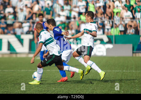 Curitiba, Brésil. Mar 31, 2019. PR - Curitiba - 03/31/2019 - 019 de Paraná, le Coritiba x Paran Clube - S player joueur Coritiba différends offre avec Alesson Parana Clube dvd au cours de match au stade Estadio Stade Couto Pereira 2019 2019 Photo : Gabriel Machado/AGIF : Crédit AGIF/Alamy Live News Banque D'Images