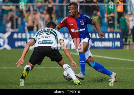 Curitiba, Brésil. Mar 31, 2019. PR - Curitiba - 03/31/2019 - 019 de Paraná, le Coritiba x Paran Clube - Juan Alain différends joueur Coritiba offre avec Parana Clube dvd au cours de match au stade stade Couto Pereira 2019 Photo : Gabriel Machado/AGIF : Crédit AGIF/Alamy Live News Banque D'Images