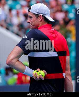 Miami Gardens, Florida, USA. Mar 31, 2019. John Isner, des États-Unis, de l'air dans la douleur pendant son match contre Roger Federer, de la Suisse, dans la finale du tournoi de l'Open de Miami 2019 présenté par le tournoi de tennis professionnel Itau, joué au Hardrock Stadium de Miami Gardens, Florida, USA. Federer a gagné 6-1, 6-4. Mario Houben/CSM/Alamy Live News Banque D'Images