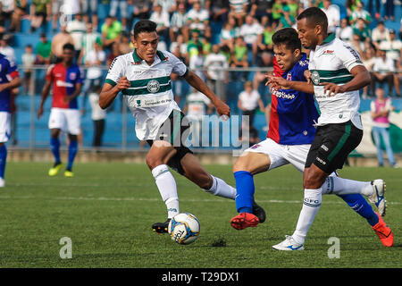 Curitiba, Brésil. Mar 31, 2019. PR - Curitiba - 03/31/2019 - 019 de Paraná, le Coritiba x Paran Clube - Coritiba différends joueur offre avec Parana Clube dvd au cours de match au stade stade Couto Pereira 2019 Photo : Gabriel Machado/AGIF : Crédit AGIF/Alamy Live News Banque D'Images