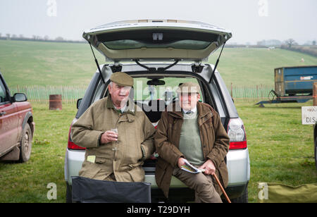 Cotley, blettes, Somerset, Royaume-Uni. Mar 31, 2019. Les spectateurs de prendre un verre de champagne avant de la chasse au Cotley Point-to-Point réunion de courses. Crédit : David Partridge/Alamy Live News Banque D'Images