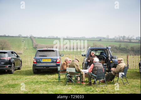 Cotley, blettes, Somerset, Royaume-Uni. Mar 31, 2019. Les spectateurs de prendre un verre de champagne à la Fête des mères, l'avant de la chasse au Cotley Point-to-Point réunion de courses. Crédit : David Partridge/Alamy Live News Banque D'Images