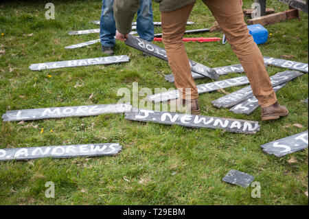 Cotley, blettes, Somerset, Royaume-Uni. Mar 31, 2019. Planche de course signes jonchent la chaussée à la recherche de Cotley Point-to-Point réunion de courses. Crédit : David Partridge/Alamy Live News Banque D'Images