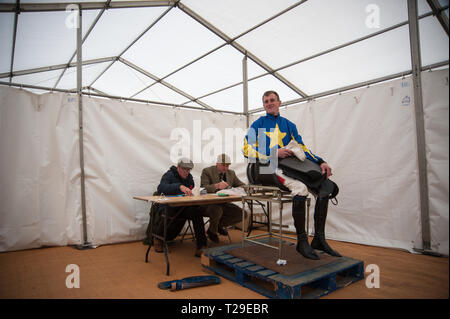 Cotley, blettes, Somerset, Royaume-Uni. Mar 31, 2019. Un jockey à la pesée à l'Cotley Point Chasse-à-point réunion de courses. Crédit : David Partridge/Alamy Live News Banque D'Images