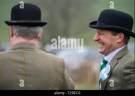 Cotley, blettes, Somerset, Royaume-Uni. Mar 31, 2019. Intendants partagent une blague pendant la chasse au Cotley Point-to-Point réunion de courses. Crédit : David Partridge/Alamy Live News Banque D'Images