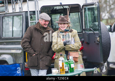 Cotley, blettes, Somerset, Royaume-Uni. Mar 31, 2019. Les spectateurs de prendre un verre de Gin Tonic en avant de la recherche de Cotley Point-to-Point réunion de courses. Crédit : David Partridge/Alamy Live News Banque D'Images