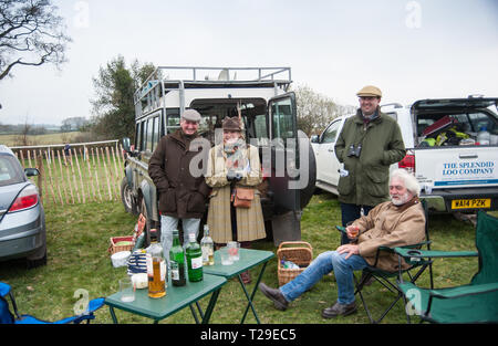 Cotley, blettes, Somerset, Royaume-Uni. Mar 31, 2019. Spectateurs profiter de la course sur la fête des Mères, à la recherche de Cotley Point-to-Point réunion de courses. Crédit : David Partridge/Alamy Live News Banque D'Images