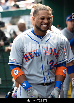 Washington, États-Unis d'Amérique. 30Th Mar, 2019. New York Mets le deuxième but Robinson Cano (24) dans l'abri avant le match contre les Nationals de Washington au Championnat National Park à Washington, DC Le 30 mars 2018. Credit : Ron Sachs/CNP (restriction : NO New York ou le New Jersey Journaux ou journaux dans un rayon de 75 km de la ville de New York) | Conditions de crédit dans le monde entier : dpa/Alamy Live News Banque D'Images