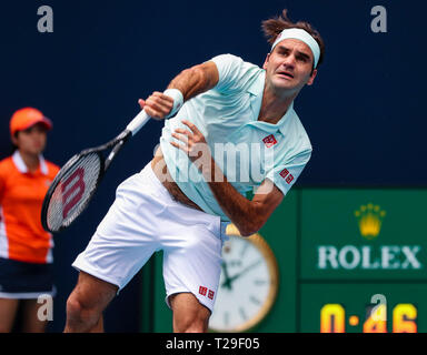 Miami Gardens, Florida, USA. Mar 31, 2019. Roger Federer, de la Suisse, sert contre John Isner, des États-Unis, dans la finale chez les hommes de l'Open de Miami 2019 présenté par le tournoi de tennis professionnel Itau, joué au Hardrock Stadium de Miami Gardens, Florida, USA. Federer a gagné 6-1, 6-4. Mario Houben/CSM/Alamy Live News Banque D'Images