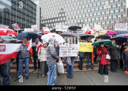 New York, États-Unis. Mar 31, 2019. New York, NY - 31 mars 2019 : manifestation contre les Américains tiennent polonaise S.447 signé par le Président Trump qui prend en charge les victimes de l'Holocauste et leurs familles au niveau fédéral Plaza Crédit : lev radin/Alamy Live News Banque D'Images