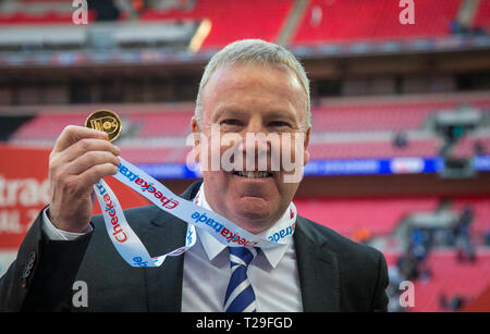 Portsmouth manager Kenny Jackett avec sa médaille gagnant lors de la finale du Trophée de Checkatrade match entre Sunderland et Portsmouth au stade de Wembley, Londres, Angleterre le 31 mars 2019. Photo par Andy Rowland. Banque D'Images