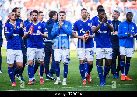 Hanovre, Allemagne. Mar 31, 2019. Les joueurs de Schalke 04 salue les fans après un match de Bundesliga allemande entre Hanovre 96 et le FC Schalke 04, à Hanovre, en Allemagne, le 31 mars 2019. Schalke 04 a gagné 1-0. Crédit : Kevin Voigt/Xinhua/Alamy Live News Banque D'Images