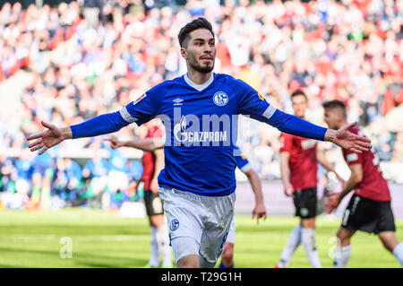 Hanovre, Allemagne. Mar 31, 2019. Schalke 04 Suat Serdar célèbre lors d'un match de Bundesliga allemande entre Hanovre 96 et le FC Schalke 04, à Hanovre, en Allemagne, le 31 mars 2019. Schalke 04 a gagné 1-0. Crédit : Kevin Voigt/Xinhua/Alamy Live News Banque D'Images