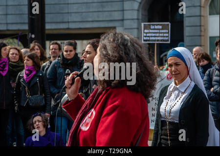 Une femme est vu donner un discours au cours de la défense de l'avortement droit de protestation. En même temps qu'une marche pour la vie a été célébré à Bruxelles, le Collectif belge a organisé un "défendra le droit à l'avortement' démonstration à la gare centrale de Bruxelles. Depuis octobre 2018 en Belgique, l'avortement n'est plus réglementé par le code pénal mais dans le code civil. Juste avant le vote final en septembre 2018, plusieurs milliers de personnes ont marché dans les rues de Bruxelles à la demande du vrai la dépénalisation de l'avortement. L'organisation a également demandé aux gens d'amener leur metal cintres pour une installation collective Banque D'Images