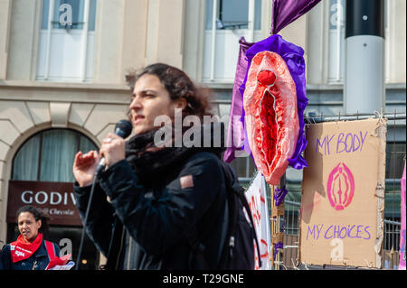 Une femme est vu donner un discours au cours de la défense de l'avortement droit de protestation. En même temps qu'une marche pour la vie a été célébré à Bruxelles, le Collectif belge a organisé un "défendra le droit à l'avortement' démonstration à la gare centrale de Bruxelles. Depuis octobre 2018 en Belgique, l'avortement n'est plus réglementé par le code pénal mais dans le code civil. Juste avant le vote final en septembre 2018, plusieurs milliers de personnes ont marché dans les rues de Bruxelles à la demande du vrai la dépénalisation de l'avortement. L'organisation a également demandé aux gens d'amener leur metal cintres pour une installation collective Banque D'Images