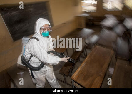 Beira, au Mozambique. Mar 29, 2019. Membre de l'équipe de secours chinoise désinfectants sprays à une classe d'école primaire Amilcar Cabral, un abri temporaire pour les victimes du cyclone Idai, à Beira, au Mozambique, le 29 mars 2019. Pour aller avec 'Caractéristique : les sauveteurs chinois inscrivez-vous mozambicains pour prévenir les épidémies à la suite des catastrophes Idai Crédit : Zhang Yu/Xinhua/Alamy Live News Banque D'Images