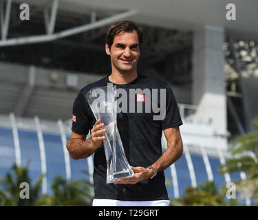 Jardins de Miami en Floride, USA. Mar 31, 2019. Roger Federer célèbre avec le trophée de championnat après avoir battu John Isner lors de la finale du stade de mens sur cour à l'Open de Miami qui a eu lieu au Hard Rock Stadium le 31 mars 2019 à Miami Gardens, en Floride. Credit : Mpi04/media/Alamy Punch Live News Banque D'Images