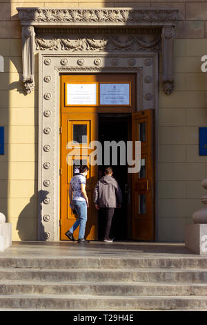 Dniepr, l'UKRAINE - 31 mars 2019 : Entrée de la place du bureau de vote dans le bâtiment universitaire. Élection du Président de l'Ukraine. Pavillon ukrainien volant près de la porte Crédit : Andrey Yanevich/Alamy Live News Banque D'Images