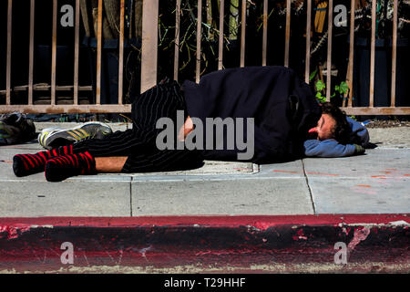 24 mars 2019, LOS ANGELES, CALIFORNIE, USA - sans-abri dort sur les rues de Hollywood, Los Angeles, CA Banque D'Images